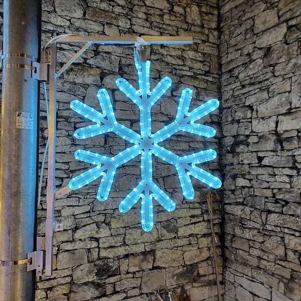 Easy Fix 2D LED světelná vločka V, Ø 67 cm, ledově bílá 3D tisk, sada na veřejné osvětlení, hliník