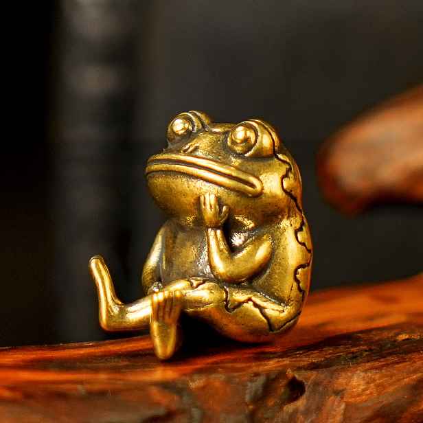 TEMU 1 ks Vintage mosazná figurka žáby v pozici s křížky, ideální pro domácí a kancelářskou dekoraci. Tato robustní sběratelská figurka z masivní