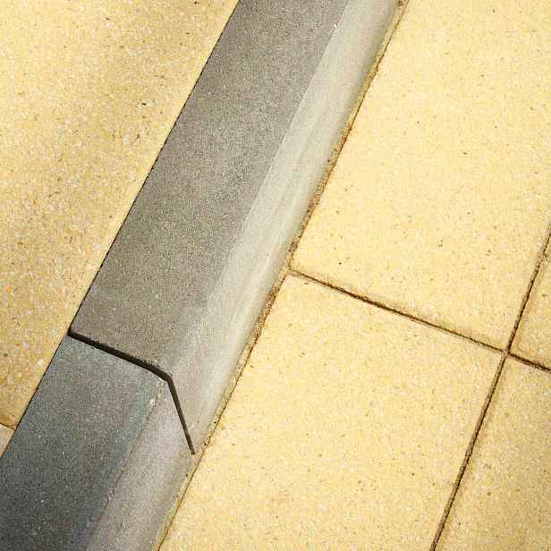 Obrubník betonový BEST LINEA II standard přírodní 80×1 000×250 mm