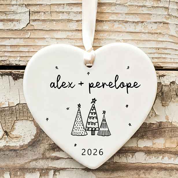 TEMU [Na míru] 2026 Personalizovaná keramická závěsná ozdoba s jmény pro páry, hladký kulatý porcelán s minimalistickou grafikou Vánočního stromku a
