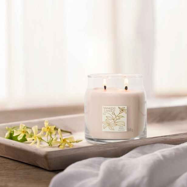 Střední svíčka Signature Slow Bloom Yankee Candle