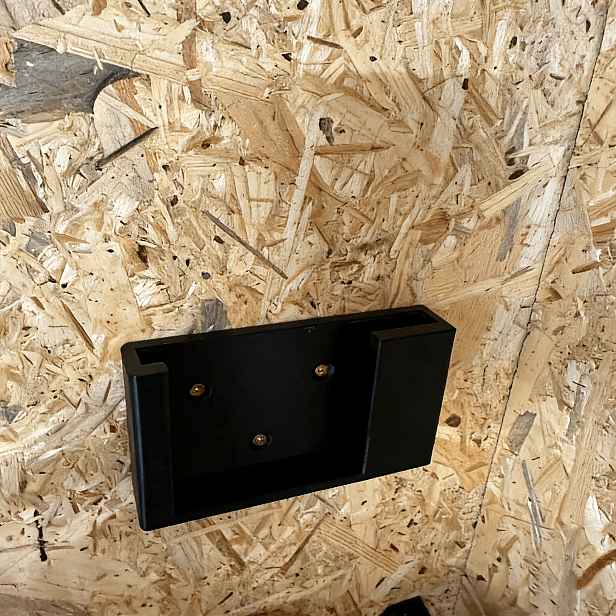 TEMU Držák na nástěnnou montáž pro ruční kotoučovou pilu DHS680 - Úsporná nástěnná instalace se 3 x 5,5mm šroubovacími otvory, stylové řešení pro
