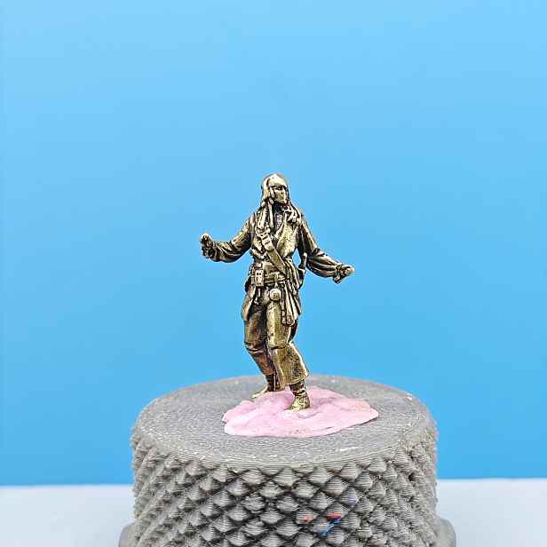 TEMU Mosazná mikro figurka kapitána v pirátském stylu, model pro pískový stůl, krajinná figurka, miniaturní soška mocného kapitána, drobný kovový