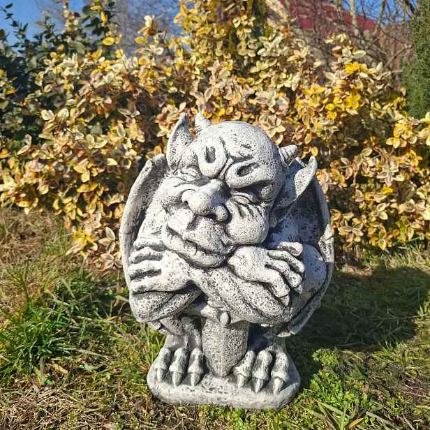 Betonová figurka Chrlič s mečem, zahradní figurka, figurka chrliče
