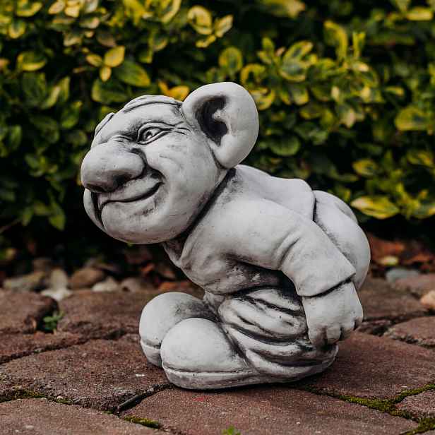 Betonová figurka Trolla s holým zadkem, dekorativní zahradní figurky