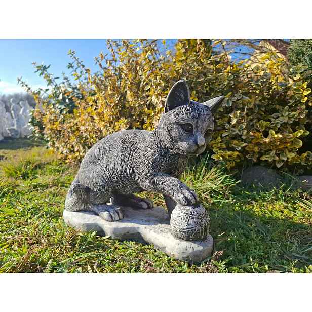 Betonová zahradní figurka Kočka si hraje s kočkou, figurka kočky