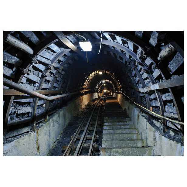 Fototapeta flizelina Tunel podzemí Loft Industriální kolejnice 250x175 lepidlo