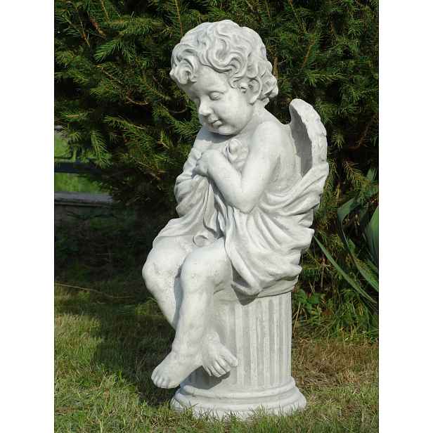 Betonová figurka Anděl na podstavci sakrální socha Betonový anděl
