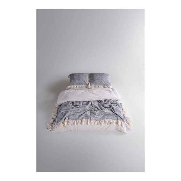 Světle šedý set přehozu a povlaku na polštář z bavlny Renforcé 240x260 cm Bella Calm Ruffle – Mila Home Luxury