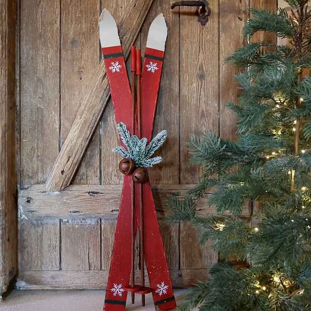 Červené dřevěné dekorativní vintage lyže s hůlkami – 22*9*90 cm Chic Antique