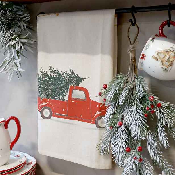 Béžová  bavlněná utěrka Aix s potiskem červeného auta Chic Antique – 50*70 cm Chic Antique