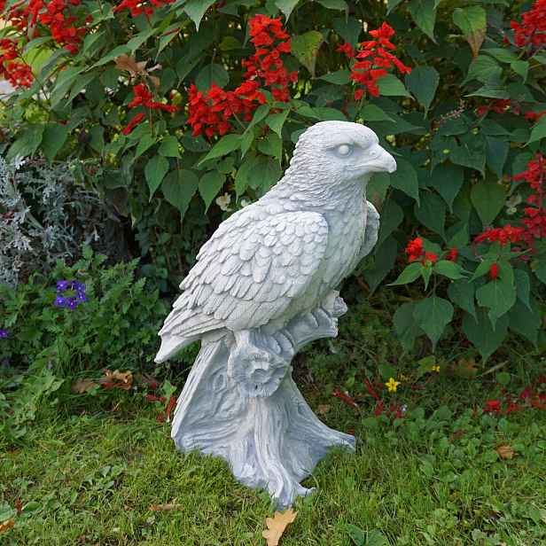 Betonová figurka Sokol, figurka orla do zahrady, betonové ozdoby