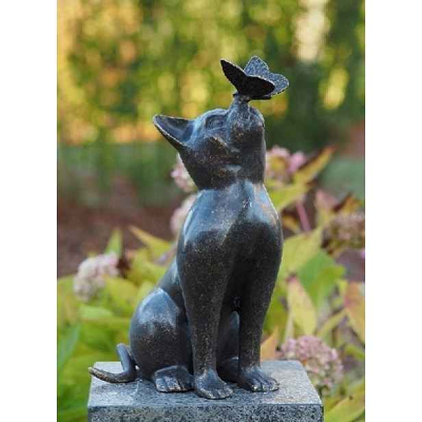 Figurka socha z bronzu kočička s motýlem 25 x 16 x 38 cm