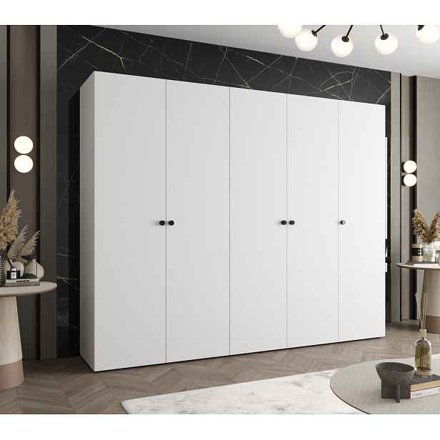 Elegantní šatní skříň CAITIR 1 250 cm - bílá / černé úchyty