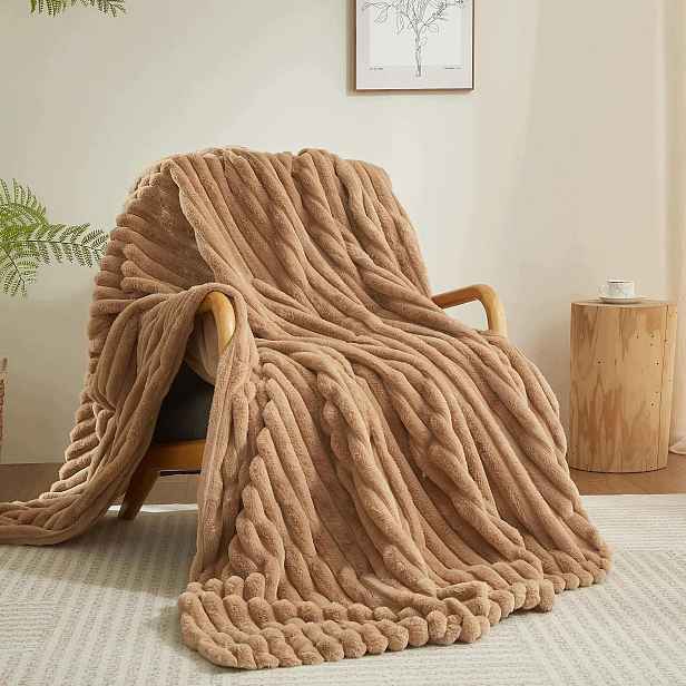 Plyšová deka 200 × 220 cm 3D pruhovaná taupe hnědá Luofanfei