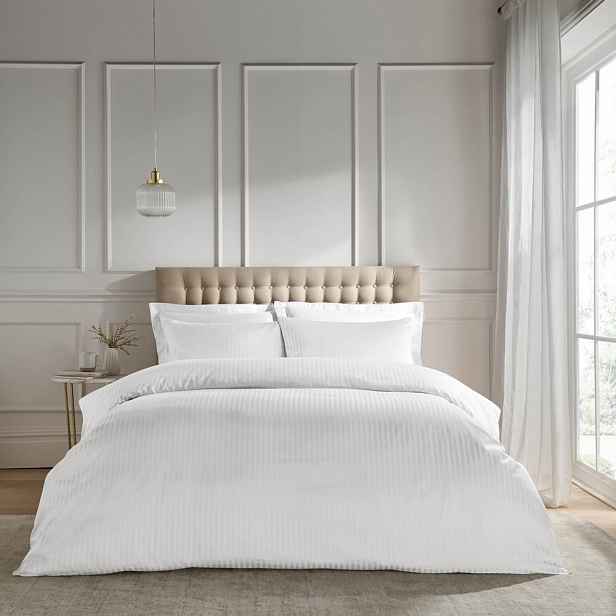 Bílé damaškové povlečení na dvoulůžko/prodloužené 230x220 cm Satin Stripe – Catherine Lansfield