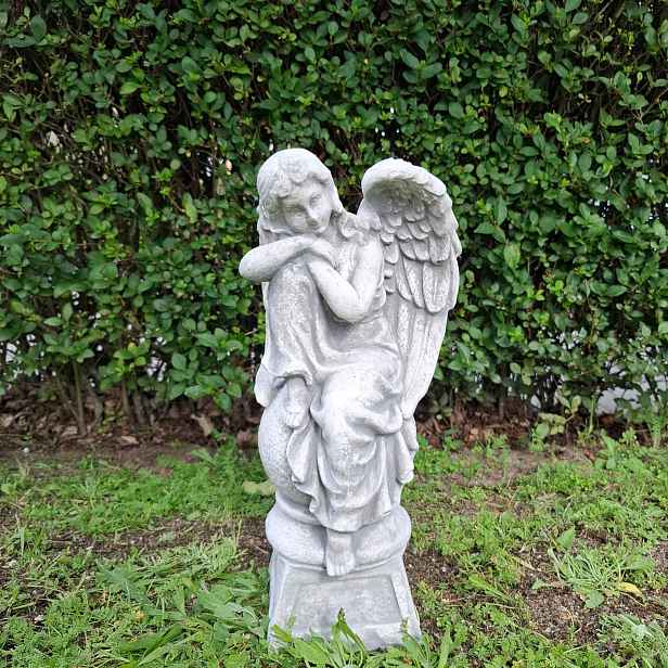 Betonová figurka Anděl na kouli sakrální sochy Anděl betonové postavy