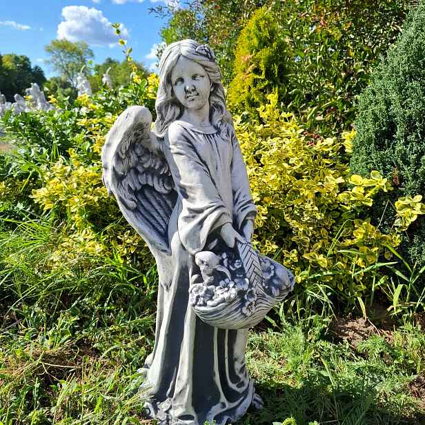 Betonová figurka Anděl s košíkem květin, figurka na pomník, anděl z betonu