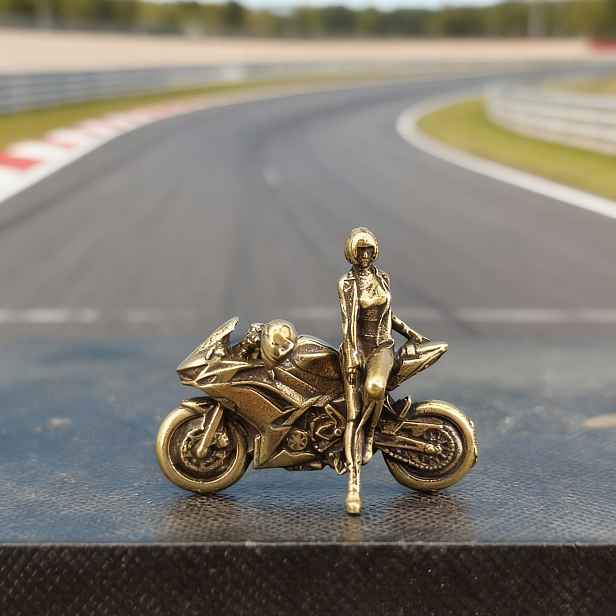 TEMU Mosazná figurka krátkovlasé jezdkyně na motorku, model, měřítko , vhodná pro scenérie písečných stolů a mikro-paysážní ozdoby, malá soška z