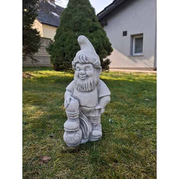 Betonová figurka Trpaslík Fotbalista Gnóm dekorativní zahradní figurka