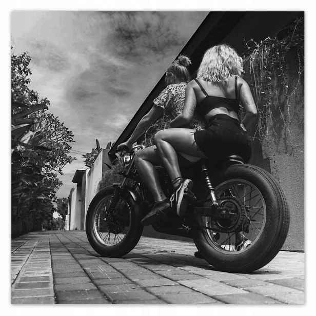 Plakáty 140x140 Zamilovaný pár na motorce