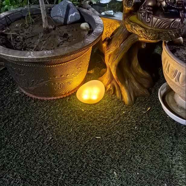 TEMU Solární lampa imitace kamene, vhodná pro vnitřní i venkovní použití, s automatickým spínačem a bez nutnosti kabeláže. Kulové LED ambientní
