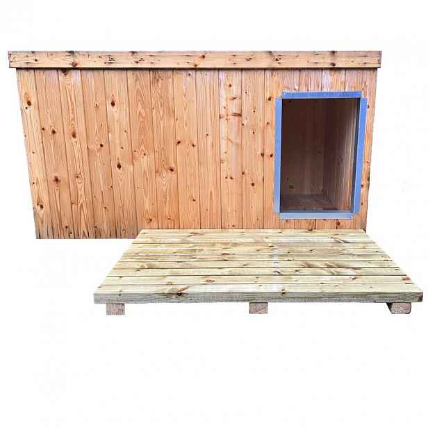 Podlážky před psí boudy