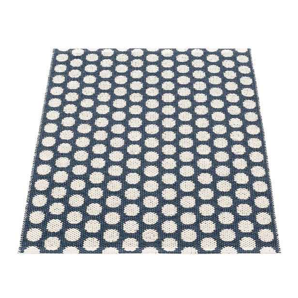 Tmavě modrý vnitřní a venkovní koberec 70x90 cm Noa Dark Blue – Pappelina