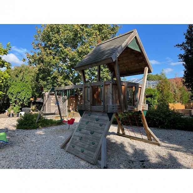 Hyland Q2s se skluzavkou a houpačkovou konstrukcí