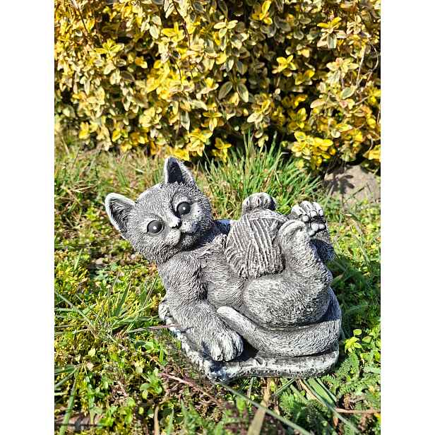 Betonová zahradní figurka Kočička malá s kuličkou nitě figurka kočky ozdoba