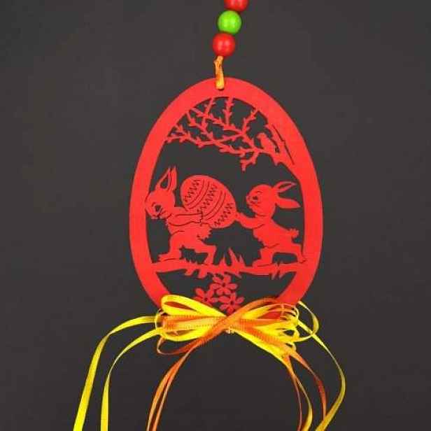 Ozdoba vejce dekor zajíci s kraslicí dřevo červená 11cm