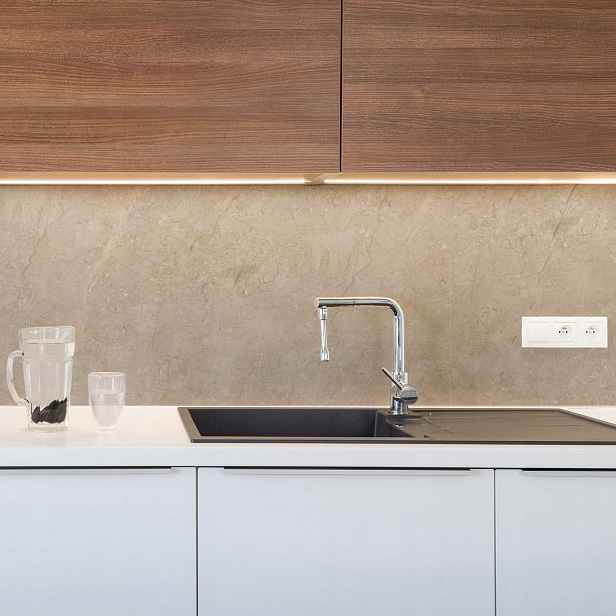 Ochranná dýha na kuchyňskou stěnu Crearreda Travertine Stones 190x60 cm