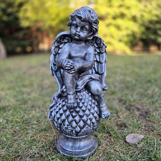 Betonový anděl sedící na kouli 38 cm 7 kg, stříbrný – figurka anděla