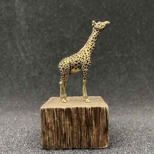 TEMU Vintage mosazná srdcovitá figurka žirafy, pevná dekorace ve tvaru zvířete vysoká 5,1 cm na stůl knihovnu, Halloween, evropská a americká domácí