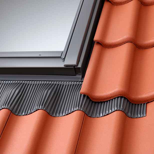 Lemování VELUX EDW 2000 MK10 na profilovanou střešní krytin