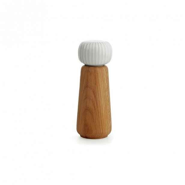 Mlýnek z dubového dřeva na koření s bílým detailem z porcelánu Kähler Design Hammershoi, výška 17,5 cm