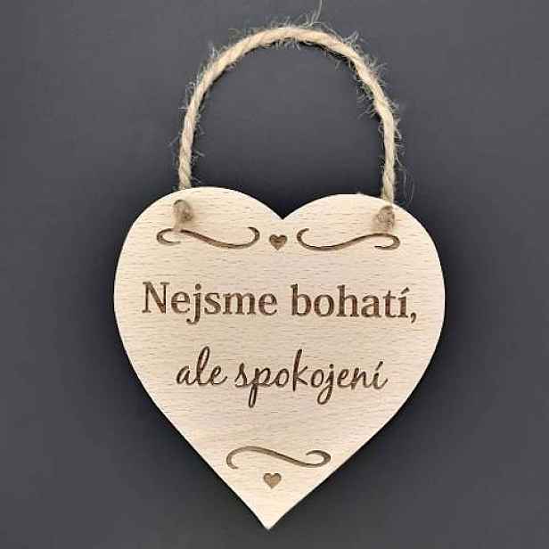 Cedule srdce Nejsme bohatí, ale spokojení dřevo 16cm