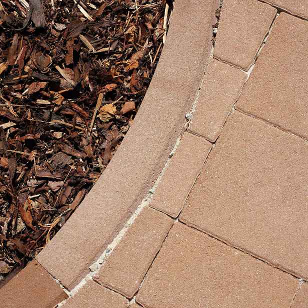 Obrubník chodníkový BEST BEST LINEA vnější oblouk R1 standard karamel 80×780×250 mm