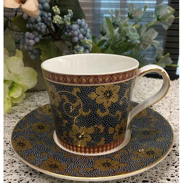 elegantní porcelánový Šálek s podšálkem s květinami