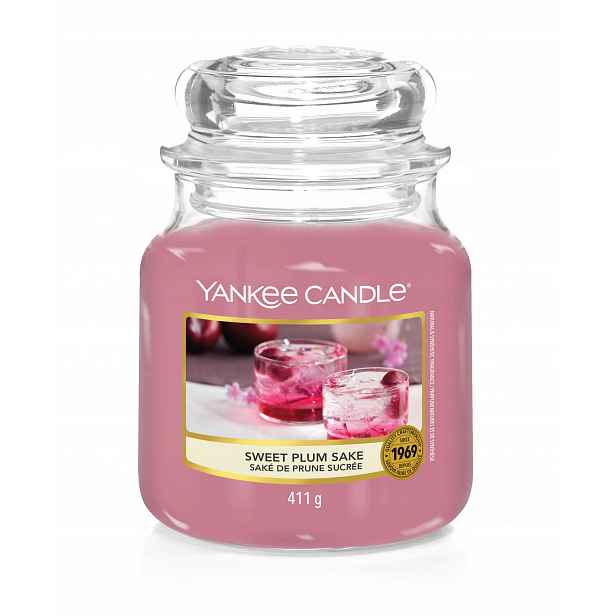 Sweet Plum Sake – Yankee Candle – střední vonná svíčka