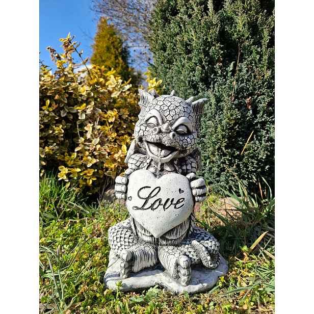 Betonová figurka Drak se srdcem Love zahradní dekorace dudlík figurka Draka