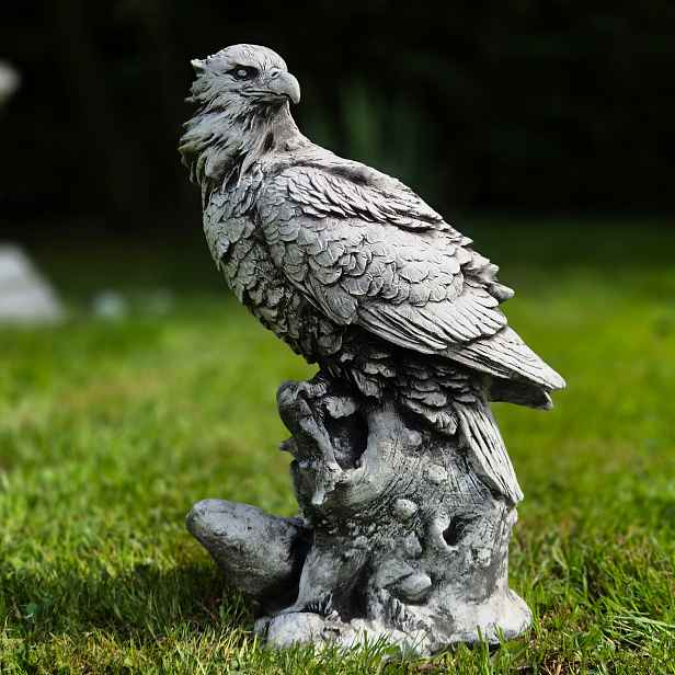 Betonová figurka orla 34 cm – majestátní zahradní figurka, Orel na skále