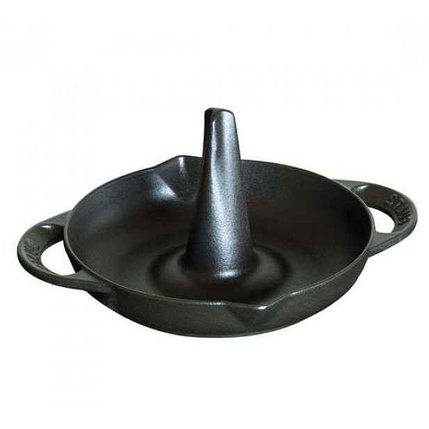 Litinový vertikální pekáč na kuře Staub, 24 cm, černá