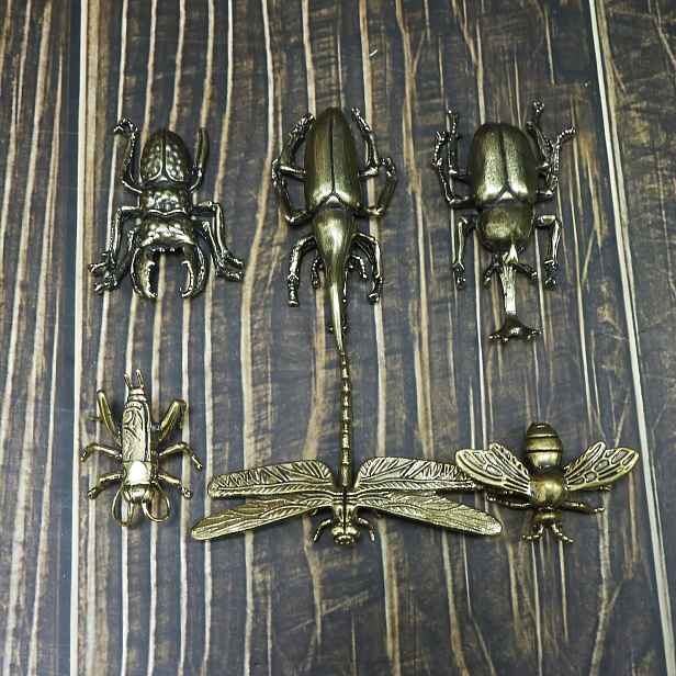 TEMU 6 Vintage mosazných sošek zvířat, nádherné ozdoby ve tvaru včely, vážky, cvrčka, jemná jelínková , , nosorožčí , vhodné pro všechny pokojů, není