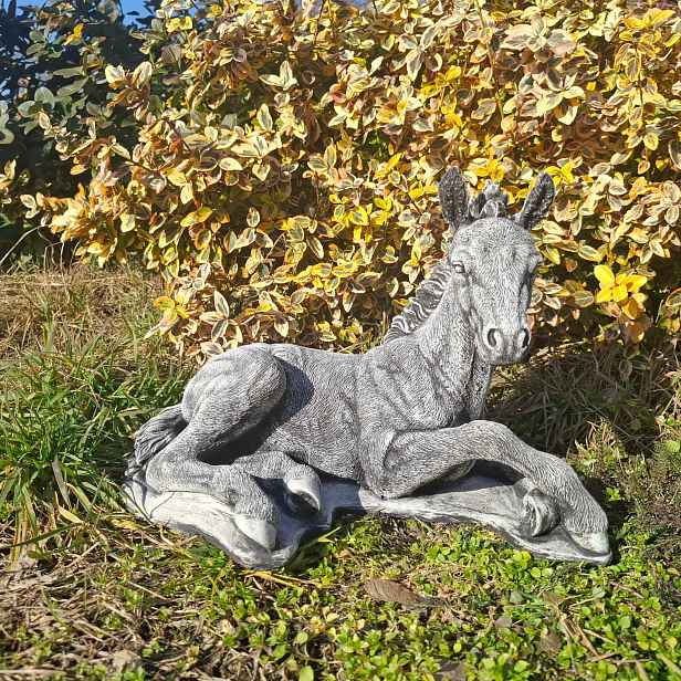 Betonová figurka Kůň ležící socha zvířat zahradní figurky