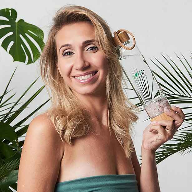 Skleněná láhev s kameny růženínu Yeye