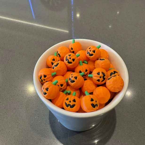 TEMU 12ks Miniaturní Umělé Dýně, DIY Dekorace, Malé Dárky na Halloween, Drobné Dýně pro Halloweenskou Atmosféru, Přidejte Sezónní Zábavu na Váš Stůl,