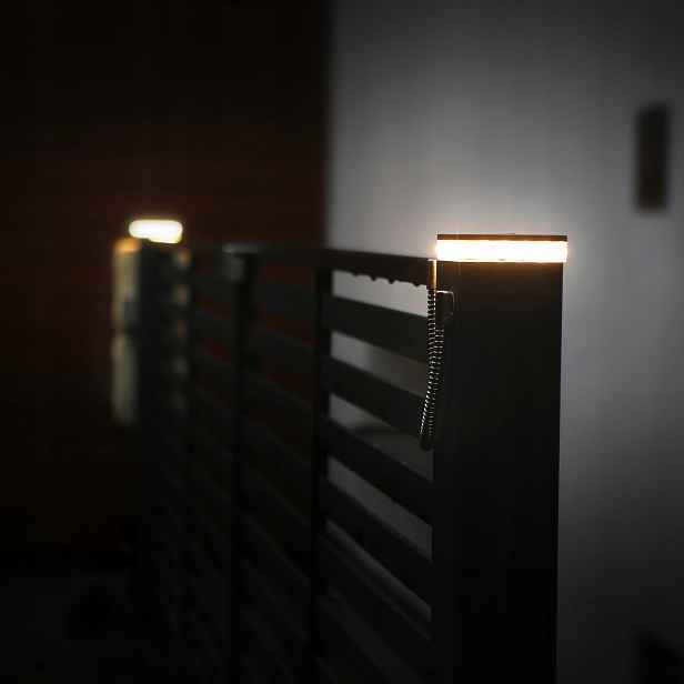 Signalizační sloupková lampa oranžová s funkcí osvětlení na sloupek