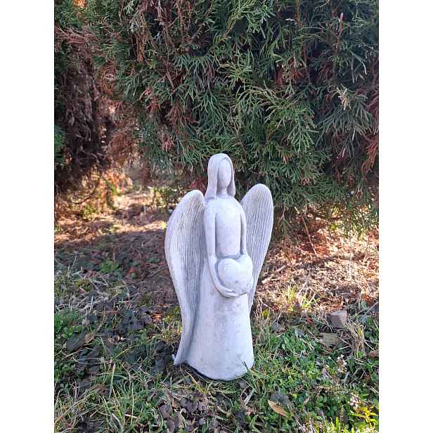 Betonová figurka Anděl s lampionovým srdcem, figurka z betonu, dárek