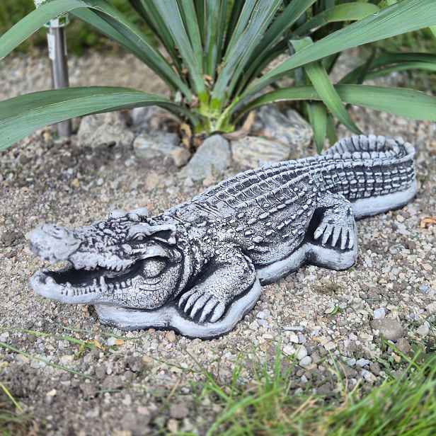 Krokodýl Zahradní Betonová Figura malý krokodýl na podstavci 10kg 23cm